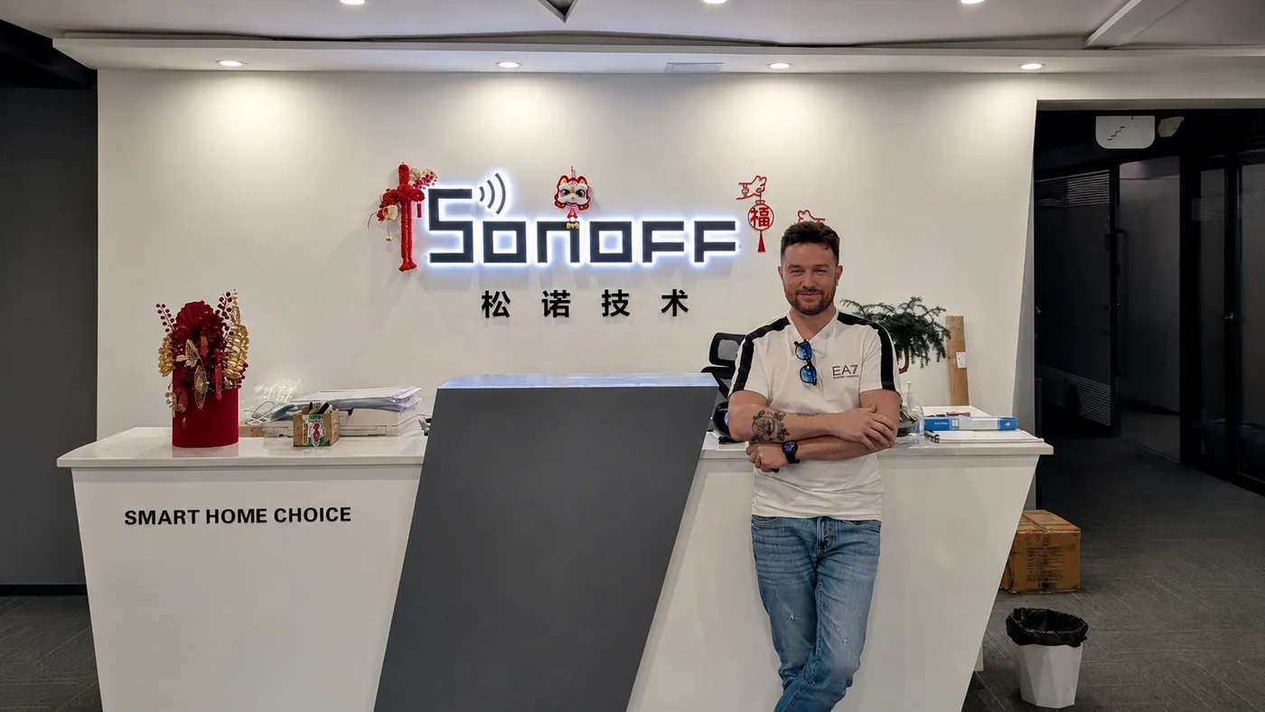 Luca Spina nella sede Sonoff a Shenzhen davanti al logo del brand